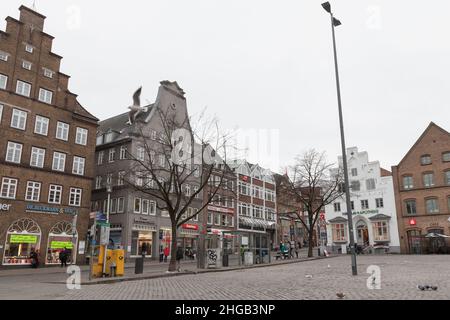 Flensburg, Deutschland - 9. Februar 2017: Die große Straße, eine zentrale Einkaufsstraße in Flensburg, ist ein Spaziergang durch die einfachen Menschen Stockfoto