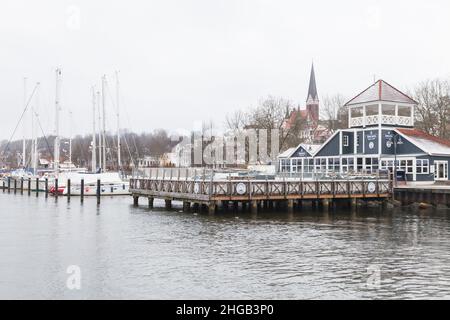Flensburg, Deutschland - 9. Februar 2017: Flensburg im Winter. Küstenlandschaft unter bewölktem Himmel Stockfoto