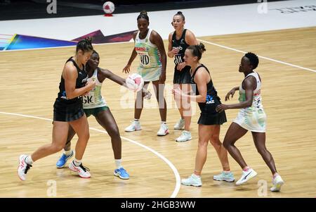 Südafrikas Maweni Phumza (2nd links) während der Netball Quad Series, dritter Platz Playoff in der Copper Box Arena, London. Bilddatum: Mittwoch, 19. Januar 2022. Stockfoto