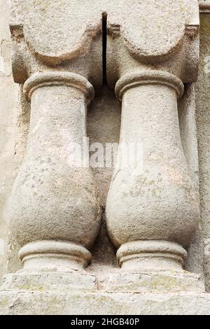 Element der alten Gipsbalustraden. Gipsbaluster, als Element der äußeren Dekorationen viktorianischen, im Empire-Stil. Vintage-Architektur Stockfoto