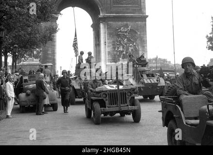 Frankreich Der Zweite Weltkrieg. Amerikanische Soldaten der Panzerdivision von 2nd fahren während der Befreiung von Paris Frankreich im August 1944 durch den Arc de Triomphe auf den Champs-Elysées. GRÖSSERE DATEIEN AUF ANFRAGE ERHÄLTLICH Stockfoto
