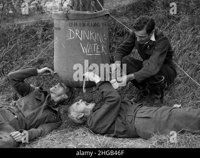 Nordfrankreich Weltkrieg zwei RAF-Männer trinken aus einem Feldwasserbehälter. GRÖSSERE DATEIEN AUF ANFRAGE ERHÄLTLICH Stockfoto