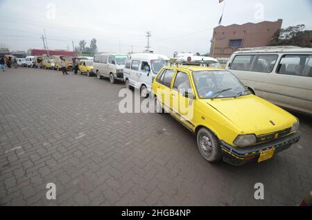 Peshawar, Khyber Pakhtunkhwa, Pakistan. 19th Januar 2022. Eine große Anzahl von Fahrzeugen stehen in der Warteschlange, um CNG-Tanks aufzufüllen, da die CNG-Station in der ganzen Provinz geschlossen wurde, da die Gasversorgung der CNG-Stationen in der Stadt in Peshawar eingestellt wurde. (Bild: © Hussain Ali/Pacific Press via ZUMA Press Wire) Stockfoto