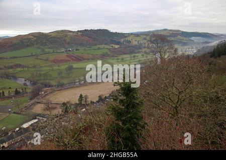 Blick auf den Caer Drewyn-Hügel und den Llantysilio-Berg vom Aussichtspunkt Coed Pen Y Pigyn mit Blick auf Corwen, Wales Stockfoto