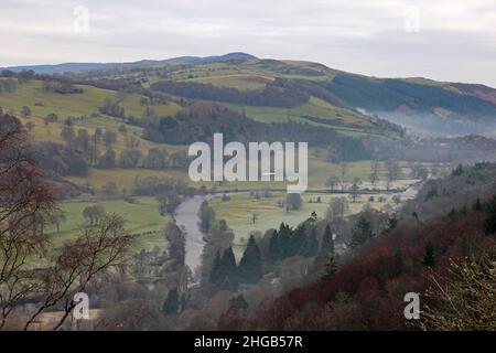 Blick auf den Berg Llantysilio vom Aussichtspunkt Coed Pen Y Pigyn mit Blick auf Corwen, Wales Stockfoto