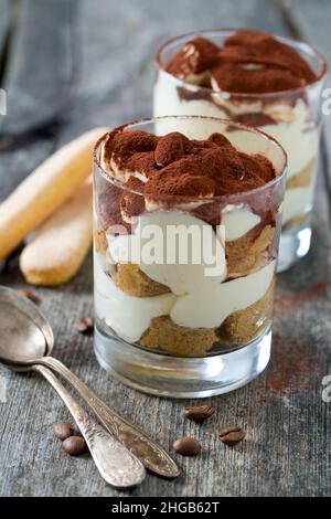 Tiramisu in Glas auf Holzoberfläche Stockfoto