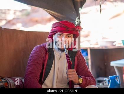 Ein Tag im Leben eines jungen Beduinenmannes, der am 25. Dezember 2021 in der jordanischen Rumwüste Wadi vom Tourismus lebt Stockfoto