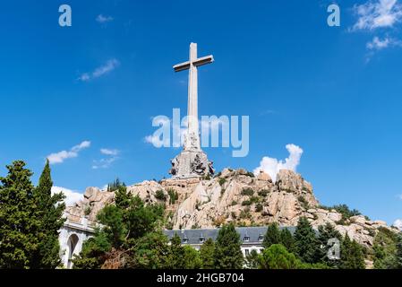 San Lorenzo de El Escorial, Spanien - 29. August 2021: Das große Kreuz des Valle de Los Caidos oder das Tal der Gefallenen ein monumentales Denkmal Stockfoto