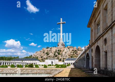 San Lorenzo de El Escorial, Spanien - 29. August 2021: Die Abtei des Valle de Los Caidos oder das Tal der Gefallenen, ein monumentales Denkmal der Spanier Stockfoto