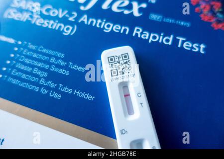 SARS Covid Antigen Rapid Test, auch Lateral Flow Test genannt, von der britischen Regierung für Heimtests bereitgestellt Stockfoto