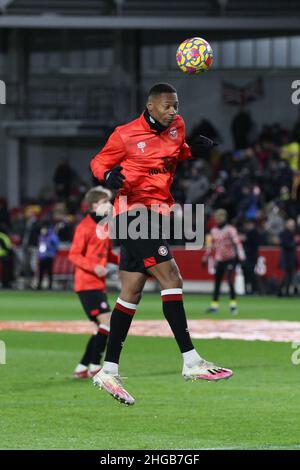 London, Großbritannien. 19th Januar 2022. Ethan Pinnock von Brentford erwärmt sich während des Premier League-Spiels zwischen Brentford und Manchester United am 19. Januar 2022 im Brentford Community Stadium, London, England. Foto von Ken Sparks. Nur zur redaktionellen Verwendung, Lizenz für kommerzielle Nutzung erforderlich. Keine Verwendung bei Wetten, Spielen oder Veröffentlichungen einzelner Clubs/Vereine/Spieler. Kredit: UK Sports Pics Ltd/Alamy Live Nachrichten Stockfoto