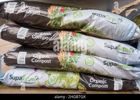 Stapel von organischem Kompost in recycelbaren Plastikbeuteln verpackt Stockfoto