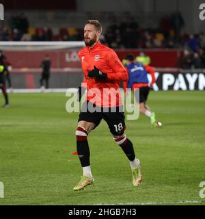 London, Großbritannien. 19th Januar 2022. Pontus Jansson von Brentford erwärmt sich während des Premier League-Spiels zwischen Brentford und Manchester United am 19. Januar 2022 im Brentford Community Stadium, London, England. Foto von Ken Sparks. Nur zur redaktionellen Verwendung, Lizenz für kommerzielle Nutzung erforderlich. Keine Verwendung bei Wetten, Spielen oder Veröffentlichungen einzelner Clubs/Vereine/Spieler. Kredit: UK Sports Pics Ltd/Alamy Live Nachrichten Stockfoto