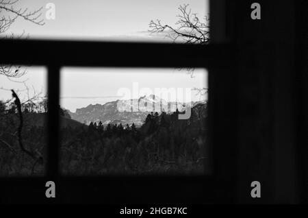 Schwarz-Weiß-Bild vom Sonnenuntergang in den Bergen. Der Santis Berg in den Appenzeller Alpen Schweiz Stockfoto
