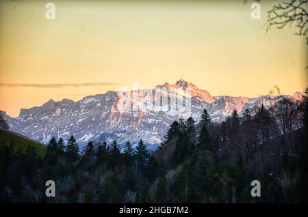 Dramatische Ansicht der santis in alpstein appenzell. Der Gipfel scheint in den letzten Sonnenstrahlen. Schnee in den Alpen Stockfoto
