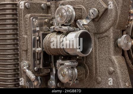 Antique Film Projector - Antique Film Projector aus dem Jahr 1920s oder 1930s. Stapelfokussierung oder Tiefenzusammensetzung. Stockfoto