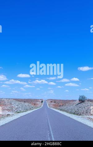 Lange Teerstraße von Upington zum Kgalagadi Stockfoto