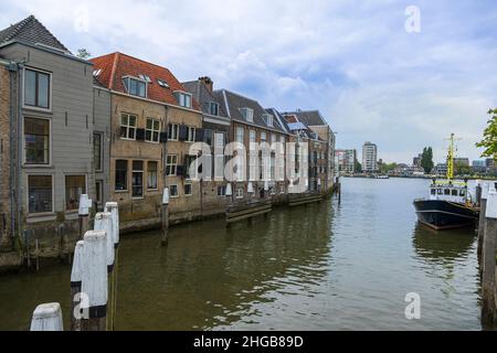 Dock und Liegeplatz an einem Kanal in der historischen Stadt Dordrecht in den Niederlanden. Stockfoto