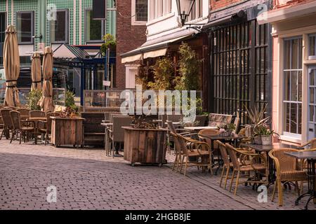 Morgenstraße ohne Menschen mit Tischen in einem Café in Vlisssingen, Holland. Stockfoto