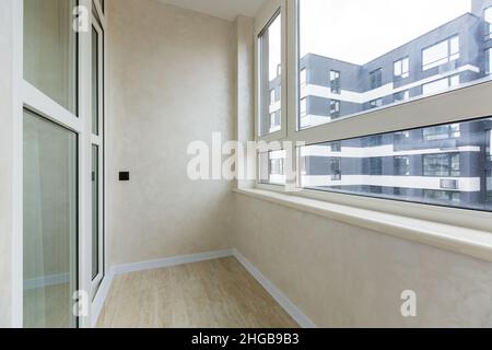 Interieur eines leeren kleinen Balkons in der Wohnung Stockfoto