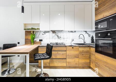 Moderne Holzküche in einer kleinen Wohnung, Wohnung Interieur Stockfoto