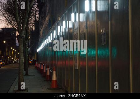 London, Großbritannien, 16. Jan 2022: Als die Nacht auf der George Street in Marylebone einbricht, spiegeln die Haufenaufbauten einer Baustelle Ampeln wider. Anna Watson/Alamy Stockfoto