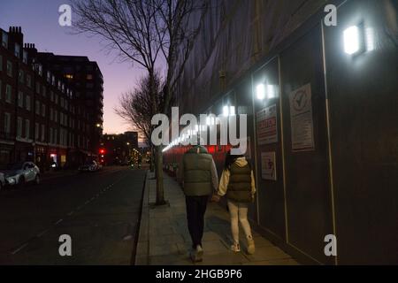 London, Großbritannien, 16. Jan 2022: Als die Nacht auf der George Street in Marylebone einbricht, spiegeln die Haufenaufbauten einer Baustelle Ampeln wider. Anna Watson/Alamy Stockfoto