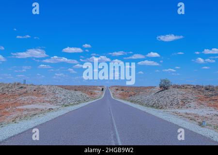 Lange Teerstraße von Upington zum Kgalagadi Stockfoto