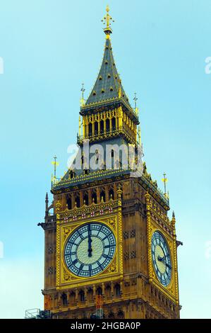 London, Großbritannien. 19th Januar 2021. Die Arbeiten am Big Ben und dem Elizabeth Tower werden fortgesetzt, nachdem das neu restaurierte Zifferblatt nach einer langen Zeit unter Gerüsten enthüllt wurde. Kredit: JOHNNY ARMSTEAD/Alamy Live Nachrichten Stockfoto