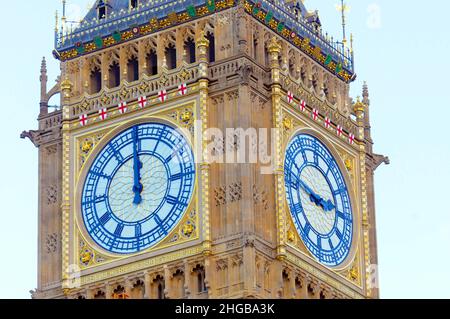 London, Großbritannien. 19th Januar 2021. Die Arbeiten am Big Ben und dem Elizabeth Tower werden fortgesetzt, nachdem das neu restaurierte Zifferblatt nach einer langen Zeit unter Gerüsten enthüllt wurde. Kredit: JOHNNY ARMSTEAD/Alamy Live Nachrichten Stockfoto