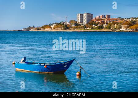 Porto, Portugal - 23. Oktober 2020: Kleine Fischerboote im Fischereihafen von Afurada am Ausgang der Mündung des Douro Flusses an einem Herbsttag Stockfoto