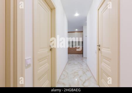 Innenraum der Korridore in einer großen Wohnung mit weißen Wänden Stockfoto