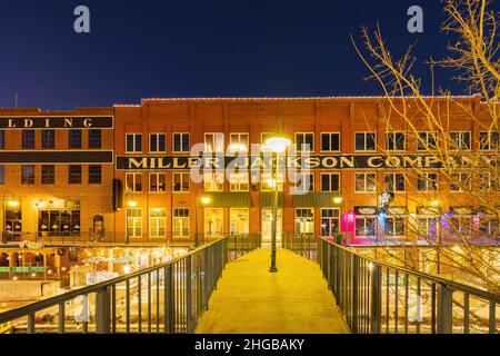 Oklahoma, DEZ 20 2021 - Dämmerung Ansicht der weihnachtsdekoration in Bricktown Stockfoto