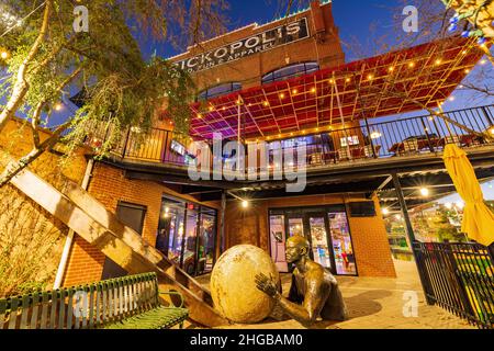 Oklahoma, DEZ 20 2021 - Dämmerung Ansicht der weihnachtsdekoration in Bricktown Stockfoto