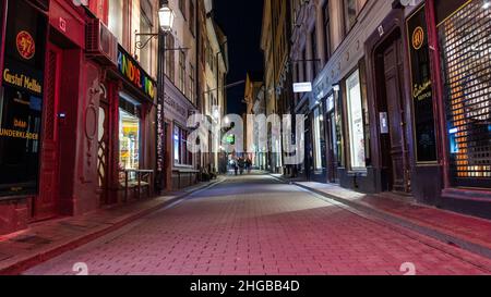 Eine Gasse bei Nacht in der Altstadt Gamla Stan auf der Insel Stadsholmen in der schwedischen Hauptstadt Stockholm Stockfoto