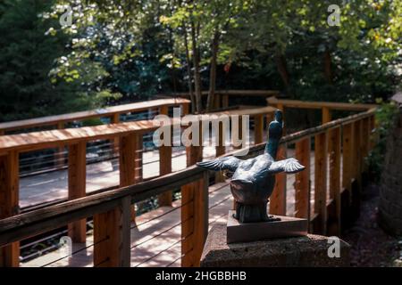 Entlein-Statue entlang eines Pfades in den Gärten Stockfoto