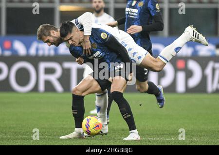 Mailand, Italien am 19. Januar 2022. Mailand, Italien. 19th Januar 2022. Simone Romagnoli von Empoli Calcio und Joaquin Correa vom FC Internazionale während der italienischen Coppa ItaliaFußballmeisterschaft FC Internazionale gegen Empoli im San Siro Stadion in Mailand, Italien am 19. Januar 2022 Credit: Piero Cruciatti/Alamy Live News Stockfoto