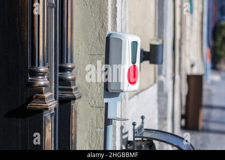 Antiseptikum für die Hände am Eingang des Hotelrestaurants Stockfoto