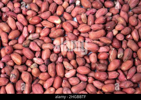 Hintergrund von geschälten, rohen Erdnüssen. Erdnüsse ohne Schalen, geschälte rohe Erdnüsse, gesunde Ernährung Stockfoto