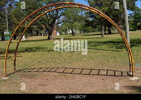 Leere Spielgeräte im öffentlichen grünen Park. Outdoor-Aktivitäten für Kinder in Argentinien. Horizontal Stockfoto