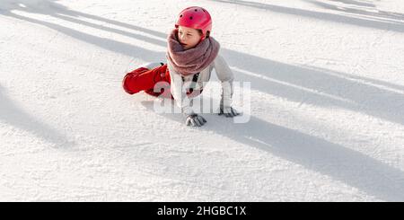 Slovakia.Bratislava.28.12.2018 .Soft, selektiver Fokus.Wintersport.People Eislaufen auf der City Park Ice Rink. Das Kind fiel auf die Eisbahn, während Stockfoto