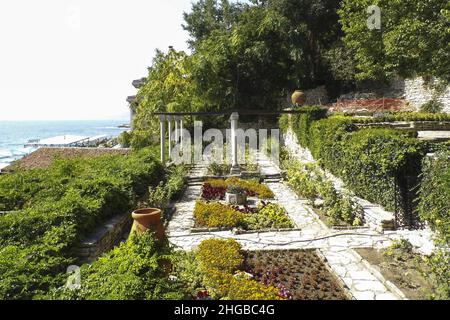 Balchik Palace Schloss der rumänischen Königin Marie an der bulgarischen Schwarzmeerküste. Schöner romantischer Garten mit bunten Blumen. Stockfoto