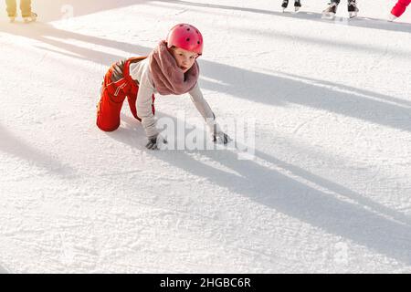 Slovakia.Bratislava.28.12.2018 .Soft,Selective Focus.Wintersport.People Eislaufen auf der City Park Ice Rink das Kind fiel auf die Eisbahn, während Stockfoto