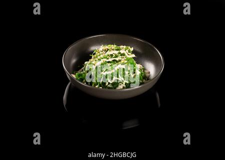 Chuka-Salat mit Erdnusssauce. Stockfoto