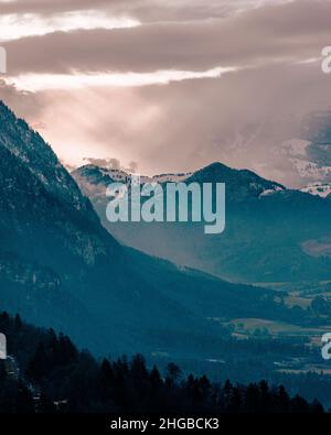 Österreich, steg , Eine wunderschöne Berglandschaft im Winter mit Bäumen, Smog Himmel Stockfoto