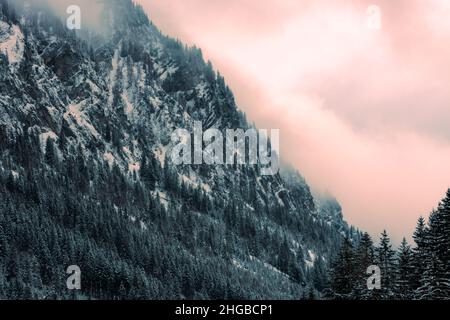 Österreich, steg , Eine wunderschöne Berglandschaft im Winter mit Bäumen, Smog Himmel Stockfoto