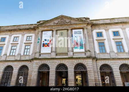 Porto, Portugal - 23. Oktober 2020: Fassade der Universität von Porto und Straßenatmosphäre an einem Herbsttag Stockfoto