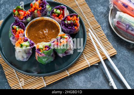 vietnamesische vegetarische Frühlingsrollen mit Karotte, Gurke, Rotkohl und würziger Sauce. Gesunde Ernährung Stockfoto