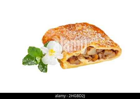 Stück Apfelstrudel isoliert auf weißem Hintergrund. Stockfoto