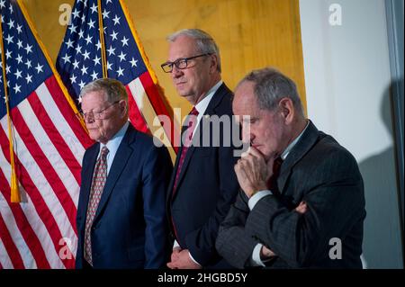 US-Senator Jim Inhofe (Republikaner von Oklahoma), links, US-Senator Kevin Cramer (Republikaner von North Dakota), Mitte, und US-Senator Jim Risch (Republikaner von Idaho), rechts, Warten Sie, um auf Fragen von Reportern zu antworten, da GOP-Mitglieder des Senatsausschusses für bewaffnete Dienste und des Senatsausschusses für Auswärtige Beziehungen am Mittwoch, den 19. Januar 2022, im Russell Senate Office Building in Washington, DC, Bemerkungen zur aktuellen Situation zwischen Russland und der Ukraine anbieten. Kredit: Rod Lamkey/CNP /MediaPunch Stockfoto